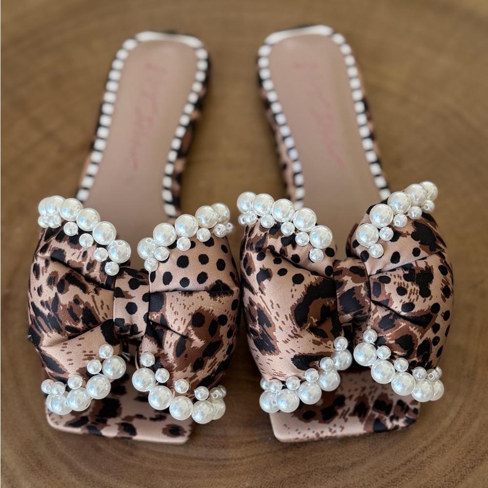 Betsey Johnson Women's Liah Size 6.5 Pearl Bow Slide Leopard Sandals Flats Cute!